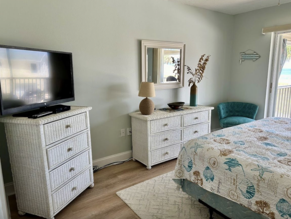 Holmes Beach Vacation end Unit Rental with Gulf View